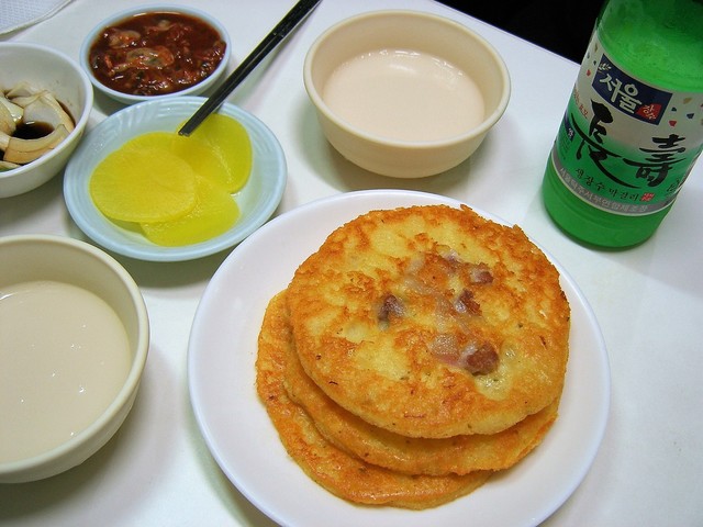 水溶き緑豆粉を焼いたピンデトック。写真はソウルの鐘閣駅２番出口近くの専門店『ヨルチャチプ』のもの。広蔵市場の屋台街中心部にもピンデトックの店が数軒ある。元々は北朝鮮の食べものだ