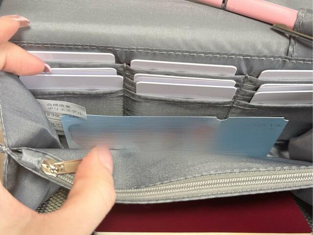 背面側の収納スペースにはチケットを収納