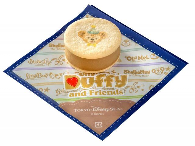 クッキーサンド(カフェオレ・チーズ味)470円|「ダッフィー&フレンズのフロム・オール・オブ・アス」スーベニア付きメニュー|東京ディズニーリゾート40周年“ドリームゴーラウンド”|発売日:2023年4月13日(木)|販売店舗:東京ディズニーシー「ケープコッド・クックオフ」