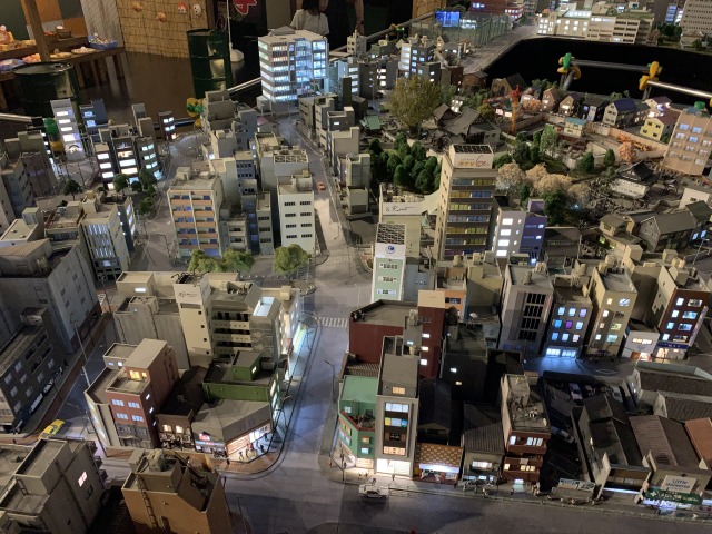 神社、ビル、住宅など細やかな施設が集まる、東京都港区麻布十番の街が表現されている