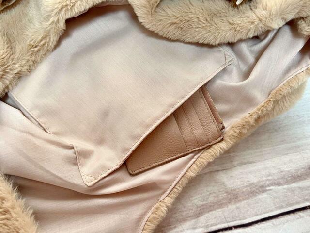 ミニ財布やスマホを入れるのにぴったりなサイズ感のポケットです