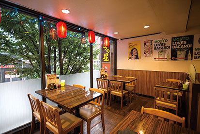 「ジャンボ餃子」の名店／餃子の星（曙橋）　内観