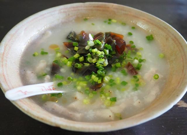 粥のとろみやピータンの量はお好みで。豚肉は脂身が少ない赤身を使うとヘルシーで、朝食にぴったり