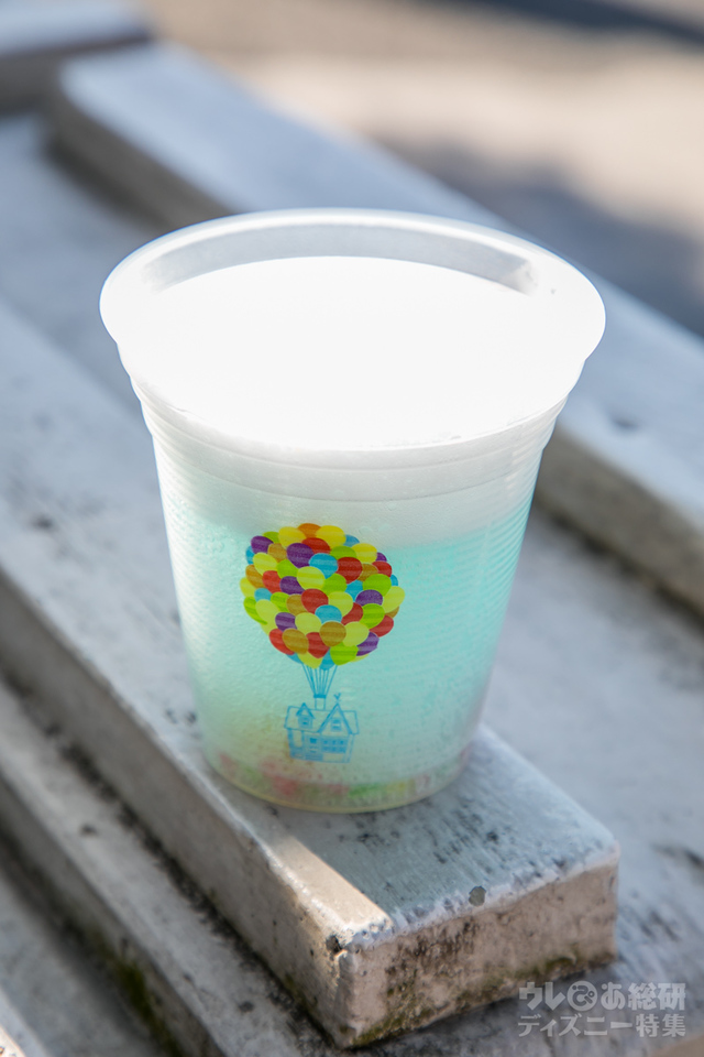 カールじいさんのホットドリンク（パイナップル風味） ¥400｜スーベニアスプーン付き ¥800 