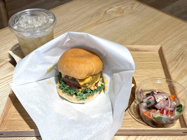 【MUJI Kitchen】チーズバーガーにドリンクとデリがつくBセット