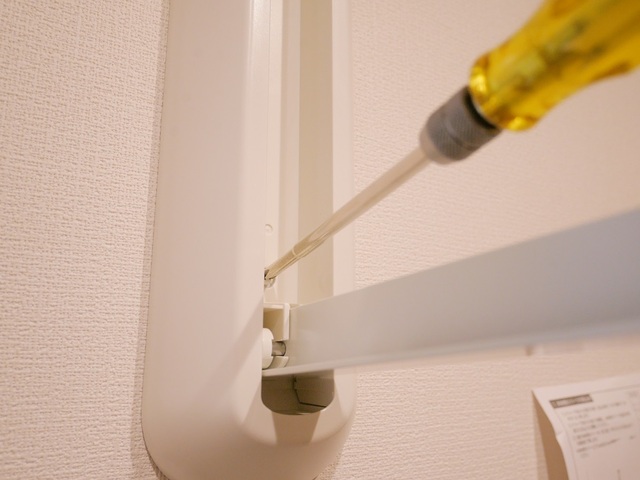 【ベルメゾン】浮かせて干す！ピンで設置できる「壁付け物干しショート」｜ネジの取り付けも簡単です！