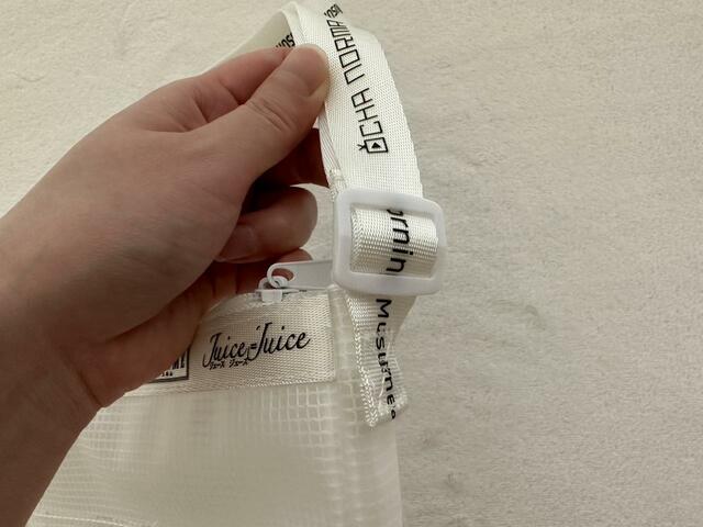 ショルダー紐の長さは調節できます【GU】クリアバッグ HELLO! PROJECT(カラー01 OFF WHITE):1,990円(税込)