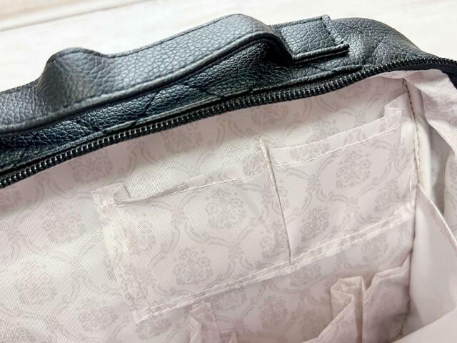 【nanakoななこがさらに本気で作った leur charme COSME POUCH BOOK BLACK】マチ付きなのもうれしいポイント！