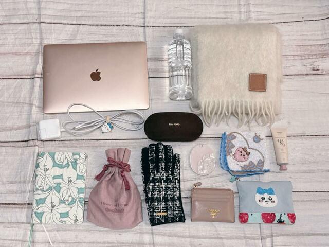 仕事で必要な荷物以外に、一時的に外すことが多いマフラーも収納できました!