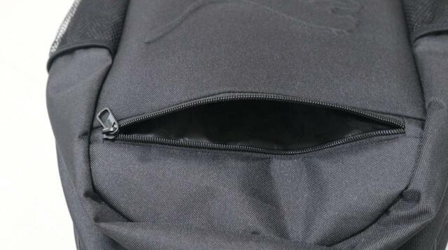 【PUMA　Buzz バックパック】フロントには大きく深いファスナーポケットが1つ付いています