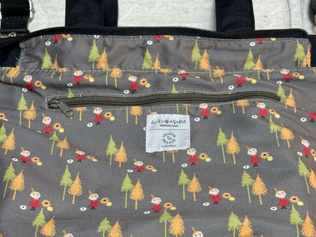 内側はファスナーポケット付き