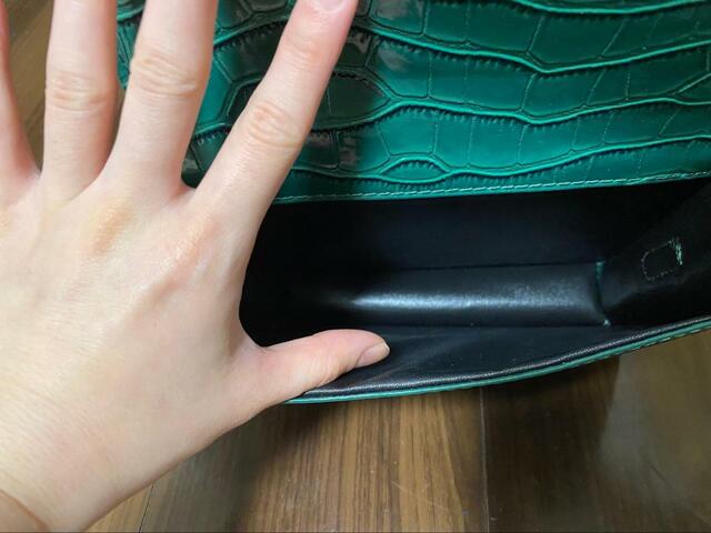 【SHEIN⠀クロックスエンボスフラップクロスボディバッグ】中はポケットなしで広い