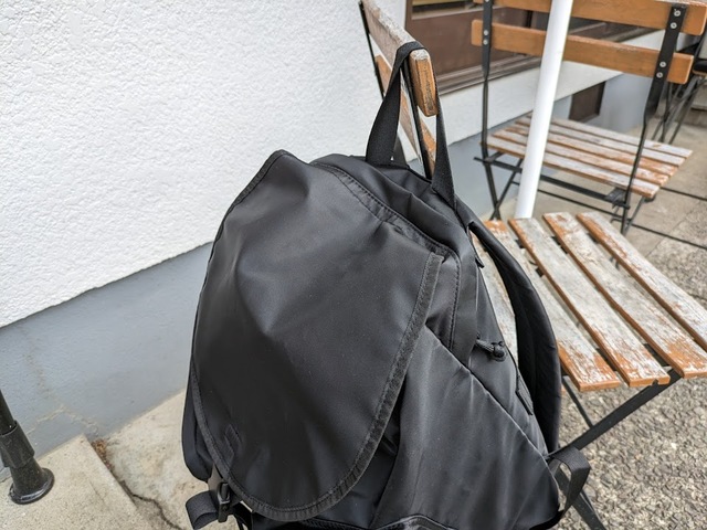 【GU ナイロンツイルバックパック+E】持ち手はやや長めなので出先でも引っ掛けやすそう