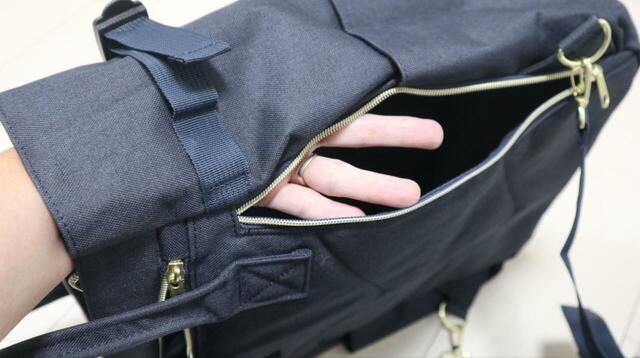 【anello（アネロ） 2WAYリュック POST】側面からバッグの中にアクセスできるファスナー付き！