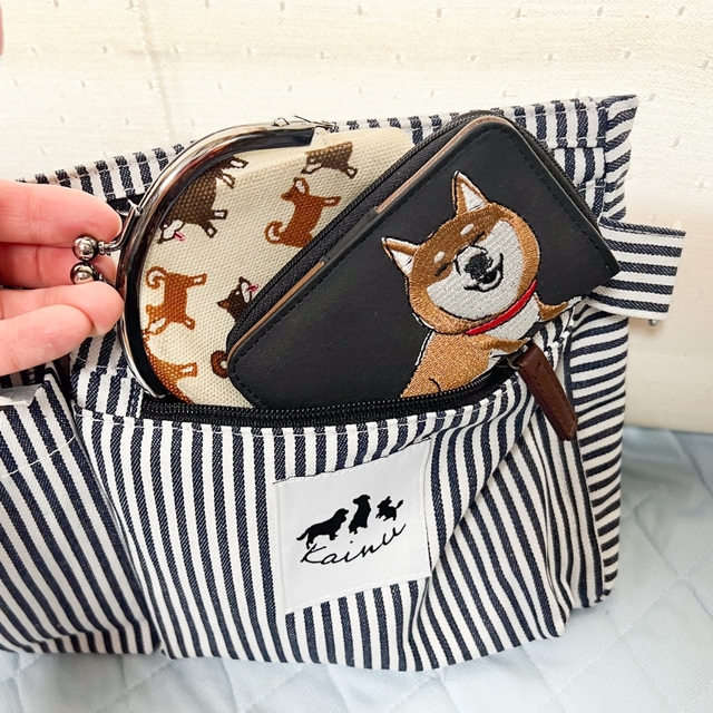 【KAINU犬用お散歩バッグ大容量ウエストポーチ】貴重品はファスナー付きのサブポケットに。財布、キーケース、スマホが全部入るサイズで安心！