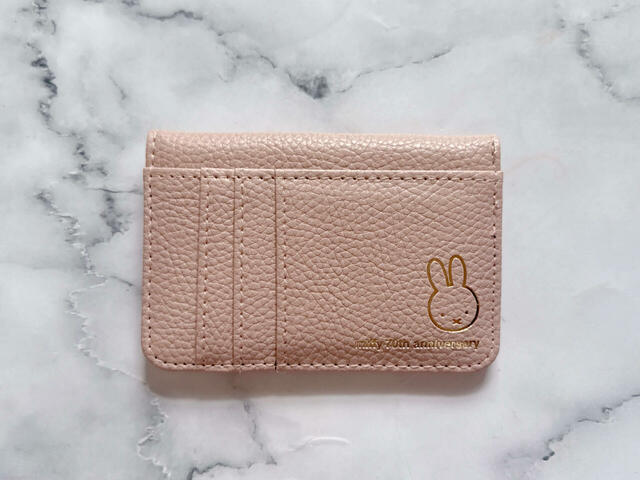 裏はカード収納付き