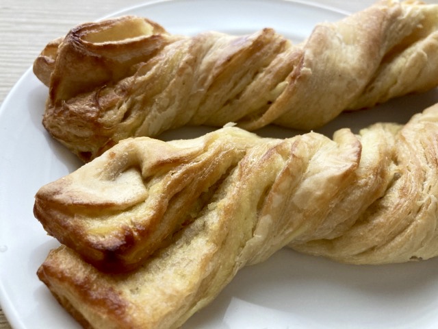 【ローソン NL ブランのバタースティック】サクリとした軽い食感