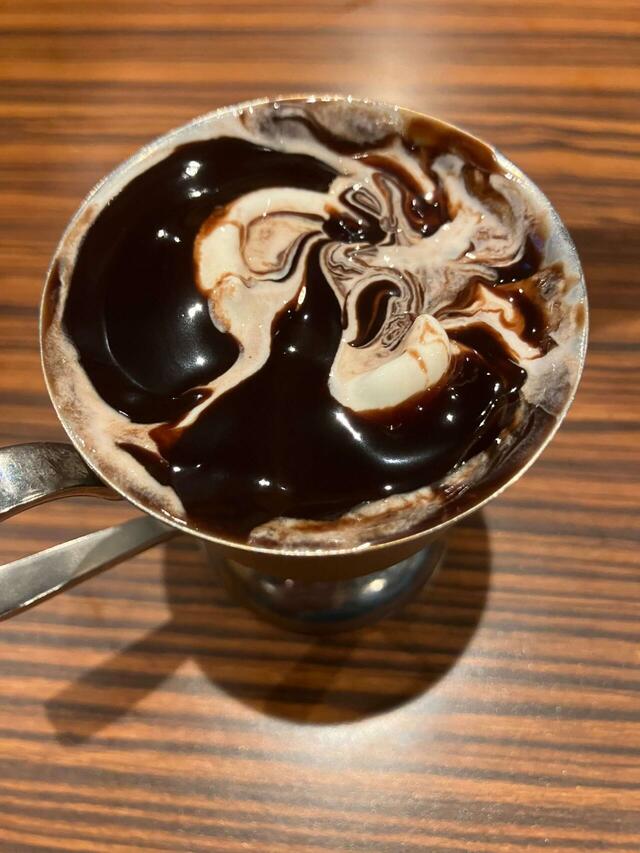 ソフトが溶けてチョコソースと美しいマーブル模様を描いていた――。