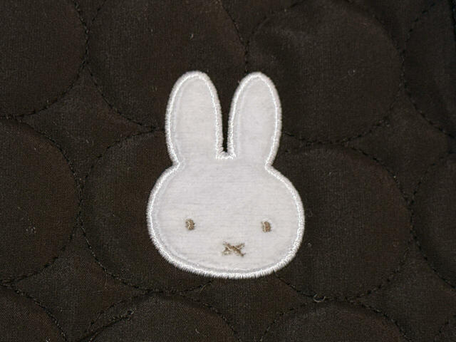 前面上部にミッフィーのワンポイントアップリケ付き。かわいすぎる〜！