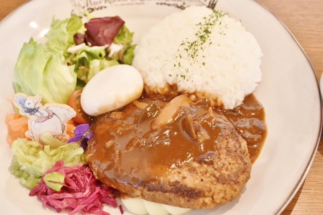 卵を割ると黄身がとろ〜り