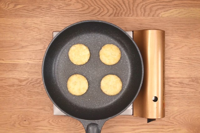 ジャガイモのガレットをフライパンで両面焼きます。