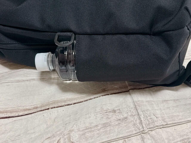 サイドのボトルホルダーには550mlのペットボトルを収納