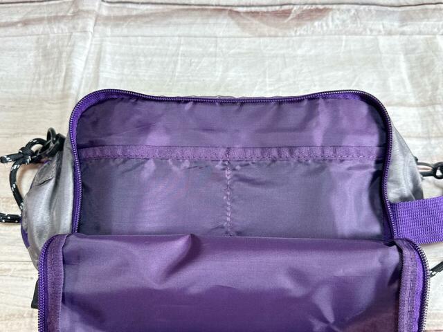 ポケットは2箇所。前面ポケットの内側には区切りポケットが2つついています