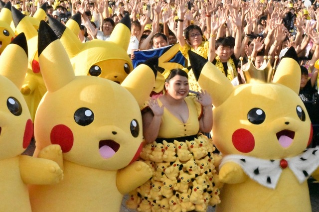 ピカチュウに囲まれて嬉しそうな直美さん