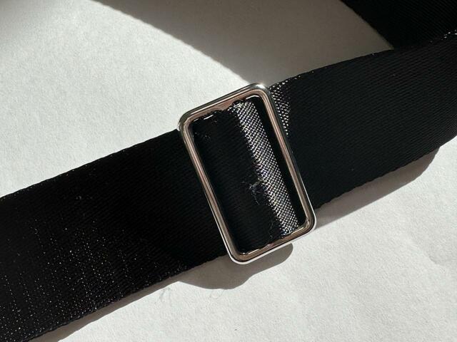 【GU リアルレザーボディバッグ】ストラップは長さを調節可能