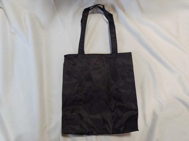 裏面は、シンプルな無地