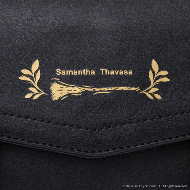 【サマンサタバサ】『ウィキッド 永遠の約束』コラボレーションアイテム　ショルダーバッグ：￥29,700　2026年2月2日(月)～サマンサタバサ展開店舗、公式オンラインショップにて予約販売開始2026年2月9日(月)～　サマンサタバサ展開店舗にて販売開始