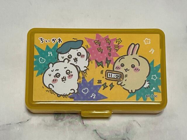 うさぎのボイス目覚まし時計を見せるうさぎ、お揃いているちいかわ&ハチワレのものが来てくれました!