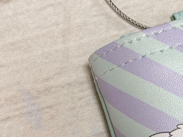 ポーチの素材は高級感のある合成皮革