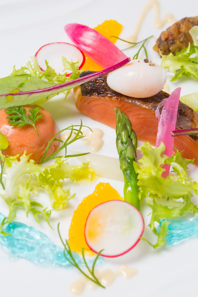 桜鱒のマリネとタイム香るトマトのババロア仕立て グラブラックスソース