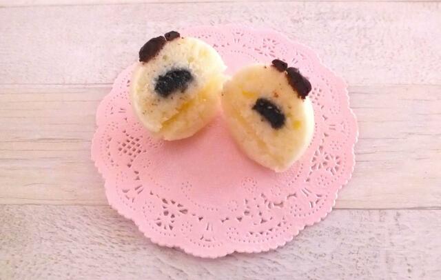 白いマーラーカオの中には、ごまあんが入っています