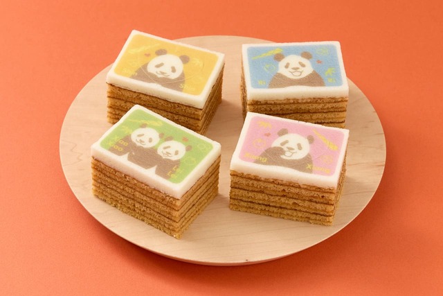 【上野案内所 ジャイアントパンダ来日53周年記念】「上野パンダファミリー ハッピーハートバウム」型抜き前。パンダの絵柄がハート型に型抜きできます