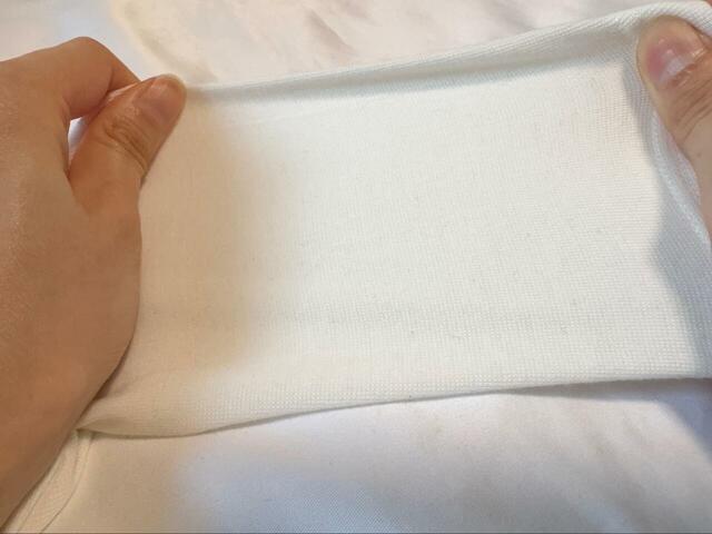 【無印良品　婦人　あったか綿　厚手　クルーネック長袖Ｔシャツ】ユニクロほどではないものの、こちらのインナーも伸縮性があります