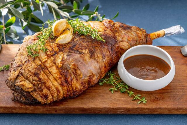 「ロースト ラムレッグ (土日祝限定)」＜期間：2025年12月26日～2026年3月11日＞【【ヒルトン名古屋】年末年始はズワイガニ・マグロ・サーモン・エビ食べ放題！地中海グルメで彩る冬のビュッフェ開催！】