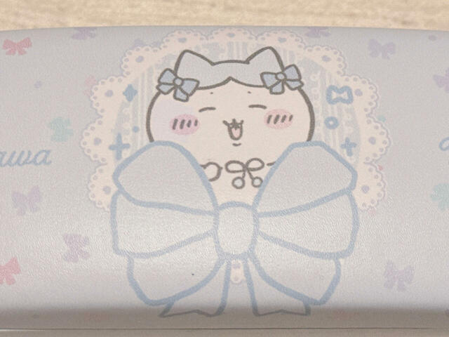 レースの額縁の中で、両耳にリボンをつけたおめかしハチワレがかわいすぎる！