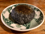 【シャトレーゼ　粗搗き大福 黒胡麻】天面が香ばしく焼き上げられていて美味しそうですね