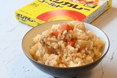 【ボンカレー公式アレンジレシピ「ツナ缶のカレー炊き込みごはん」】ツナのうま味が効いた炊き込みご飯