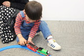 プラレールを自分で動かすのも子どもは好きです