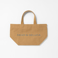 【DEAN & DELUCA「A BAG FOR HAPPINESS 2025」カフェオレ/Sサイズ】大きさは約縦21.3×横39×マチ17.7cm。用途に合わせて選べます