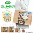 【スターウォーズ「グローグー マスコット付きジュートバッグ」】かわいい手のひらサイズのグローグーのマスコットとグローグーの衣装をモチーフにしたジュートバッグがセットに！
