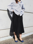 【SPECCHIO シャトルプリーツキュロットフレアパンツ】ベーシックなシャツと合わせてオフィス仕様に