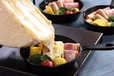 「ラクレットチーズとシャルキュトリー&野菜をライブサービスで」<期間:2026年7月1日~9月30日>【ディナーには「北海道産花咲ガニ」と「マルズワイガニ」の食べ比べができる!『都シティ 大阪天王寺』で、北海道の美食を味わうブッフェ開催!】