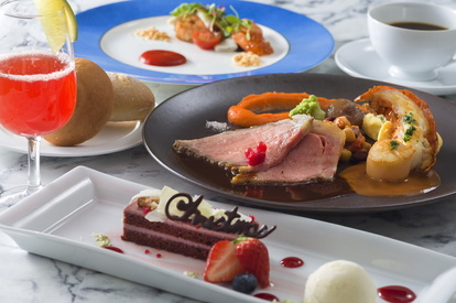 ディズニー食器　クリスマスディナープレートセット　20ピース ディズニー・クリスマス2022」のグッズやメニューが先行発売