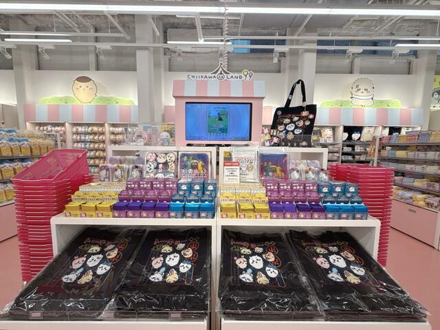 『ちいかわらんど新宿店』限定のグッズがずらっと並んでいます…！
