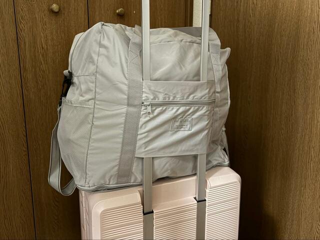 【3COINS 《3WAY》キャリーオン折りたたみバッグ】サイズは縦35（最大45）×横40×マチ20cm。荷物がたくさん入ります