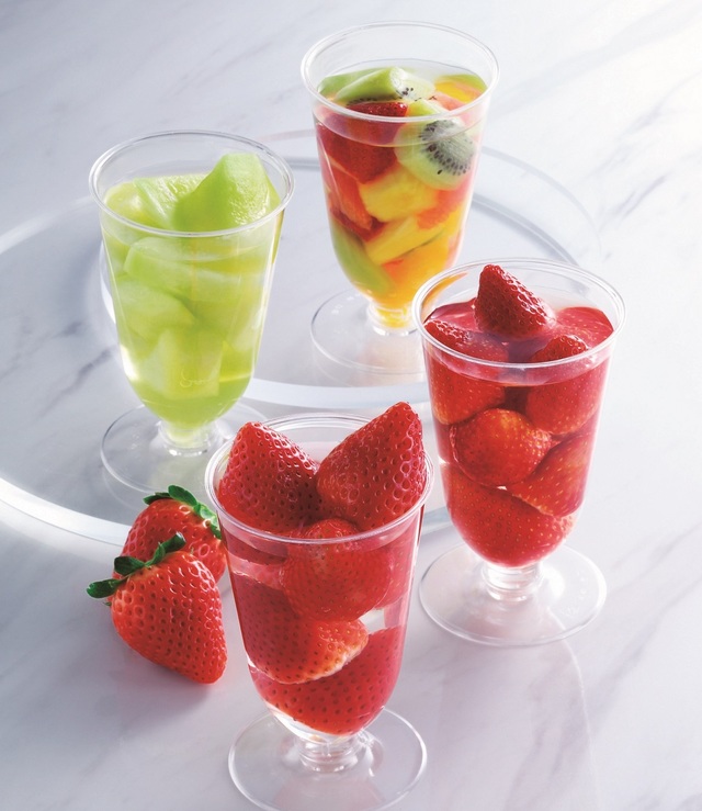 (左)スカイベリー苺サンド、(右)スカイベリー苺パフェ